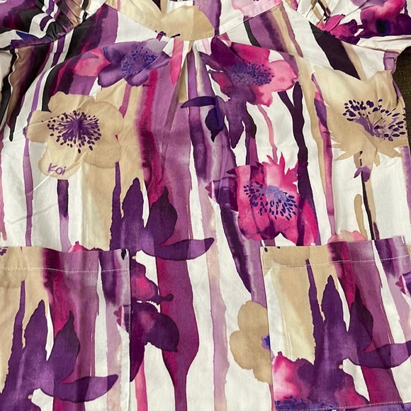 💰3 items for $25 🏷 Koi by Kathy Peterson Demi Scrub Top sz Small - Picture 5 of 14